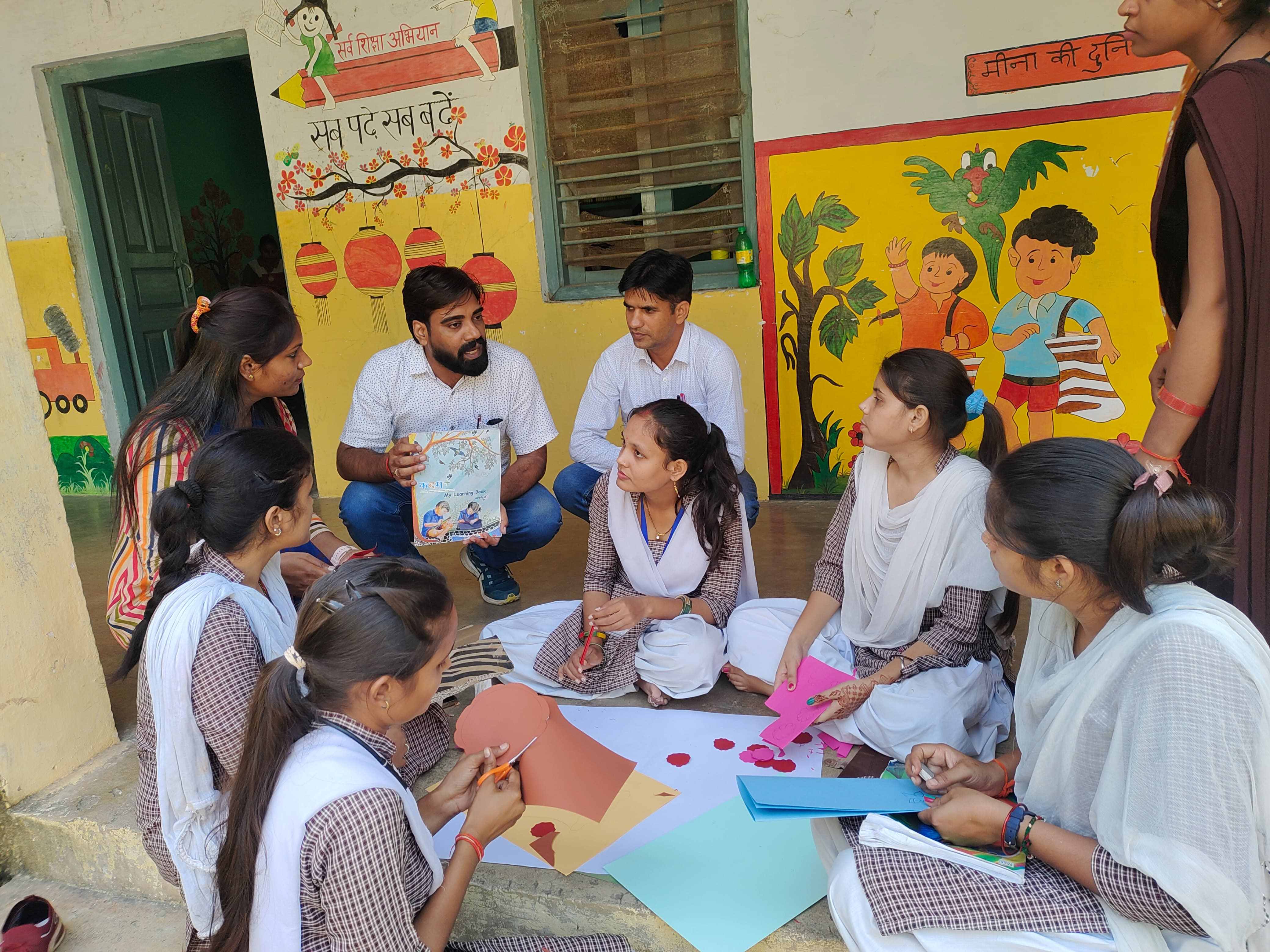 NeTT teacher discussing Kadam methodology with student teachers at NeTT Jhansi